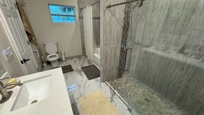 Secador de cabelo, toalhas de banho, sabonete, papel higiênico