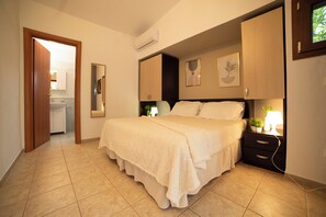 A bedroom with a bed, bedside table, and a mirror. - "melograno" Holiday Home With Swimming Pool and Private Beach (Mattinata)