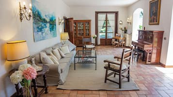 Villa, 5 Bedrooms, Smoking, Private Pool | Living area