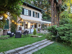 Villa, 5 chambres, fumeurs, piscine privée | Restauration extérieure