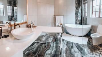 House, 5 Bedrooms, Private Pool, City View | Bathroom | Soap, shampoo
