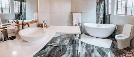 House, 5 Bedrooms, Private Pool, City View | Bathroom | Soap, shampoo