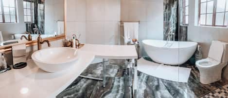 House, 5 Bedrooms, Private Pool, City View | Bathroom | Soap, shampoo
