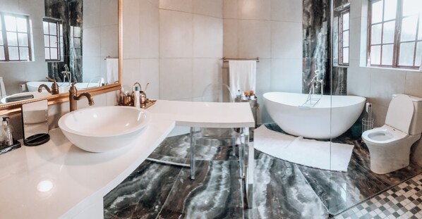 House, 5 Bedrooms, Private Pool, City View | Bathroom | Soap, shampoo - Serene Thatched Roof Retreat in Faerie Glen, Pretoria (Pretoria)