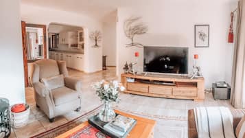 House, 5 Bedrooms, Private Pool, City View | Living room