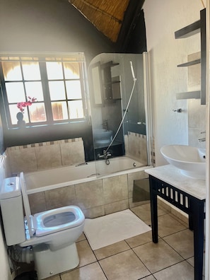 Ferienhaus, 5 Schlafzimmer, eigener Pool, Stadtblick | Badezimmer | Seife, Shampoo