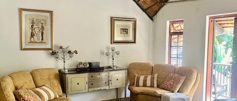 House, 5 Bedrooms, Private Pool, City View | Living room