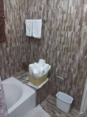 Room, 1 Bedroom, Accessible, Balcony | Bathroom
