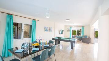 Vila, 4 quartos, para fumantes, piscina particular | Parte interna