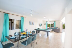 Villa, 4 chambres, fumeur, piscine privée | Intérieur