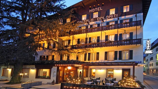 Ein Hotel mit mehreren Etagen, Außenbereich und einer Treppe, die zum Eingang führt.