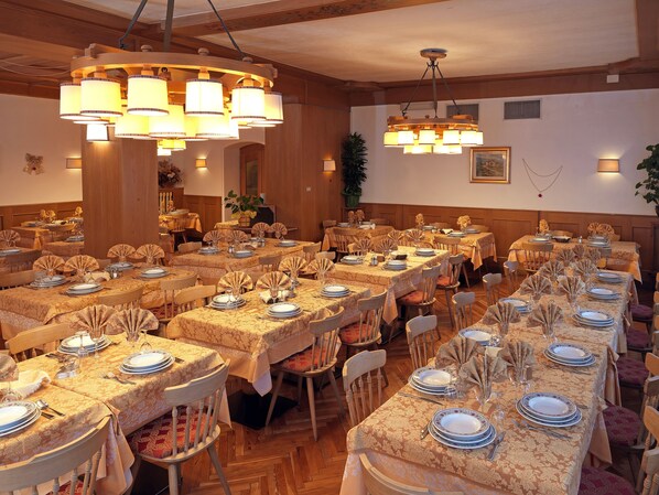 Room, 1 Bedroom, Accessible | Dining