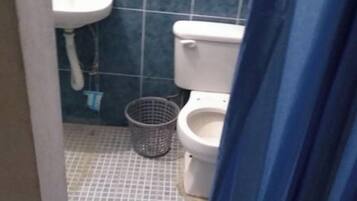 Chambre, 1 chambre, fumeurs, patio | Salle de bain | Articles de toilette gratuits, serviettes fournies