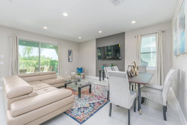 Smart-TV, Videospielkonsole, Tischfußball, Tischtennisplatte