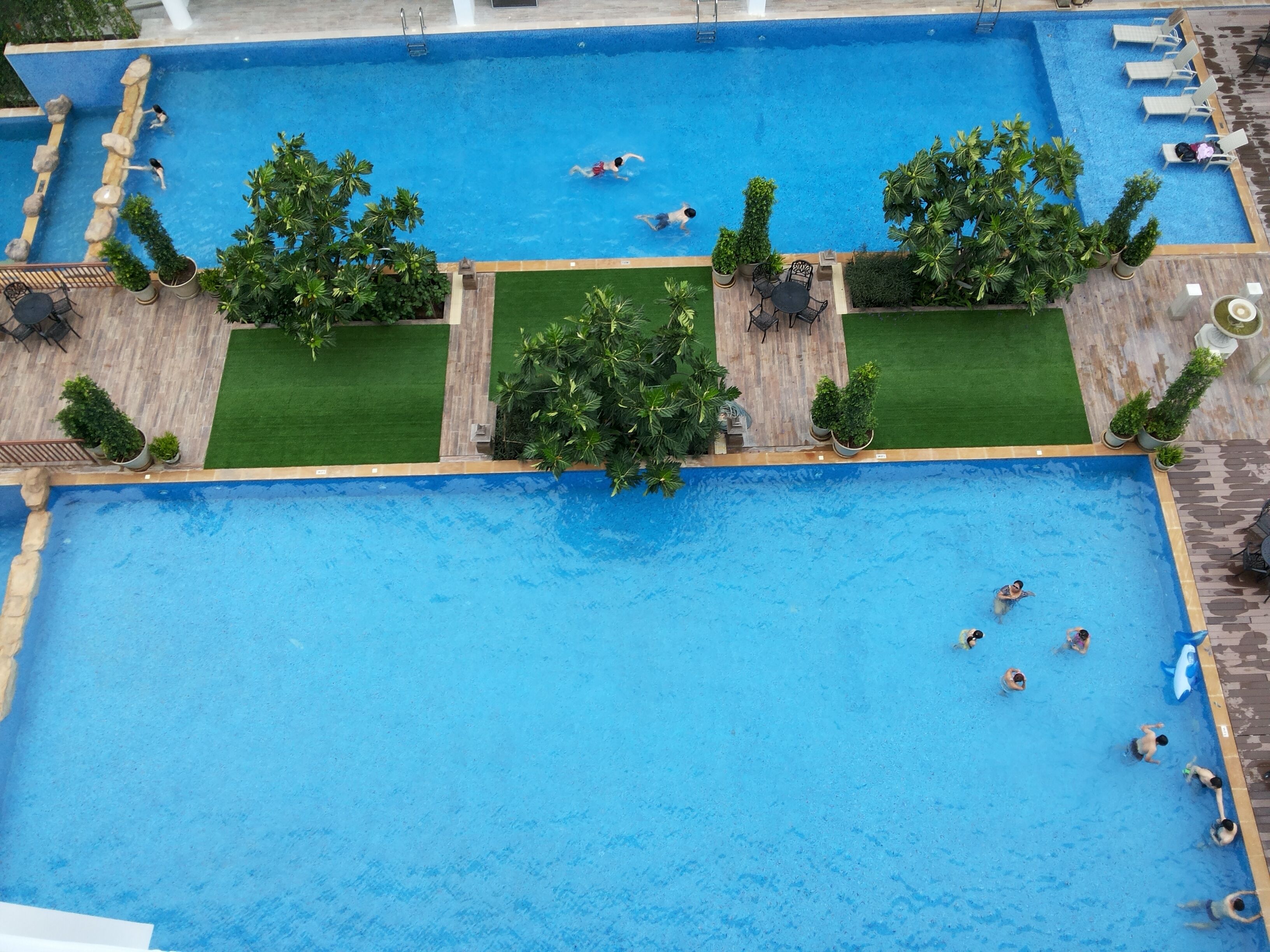 8 kolam renang outdoor, dengan payung kolam renang dan kursi berjemur