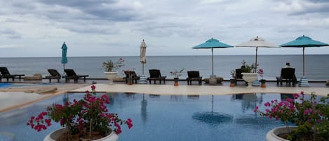 8 piscines extérieures, parasols de plage, chaises longues