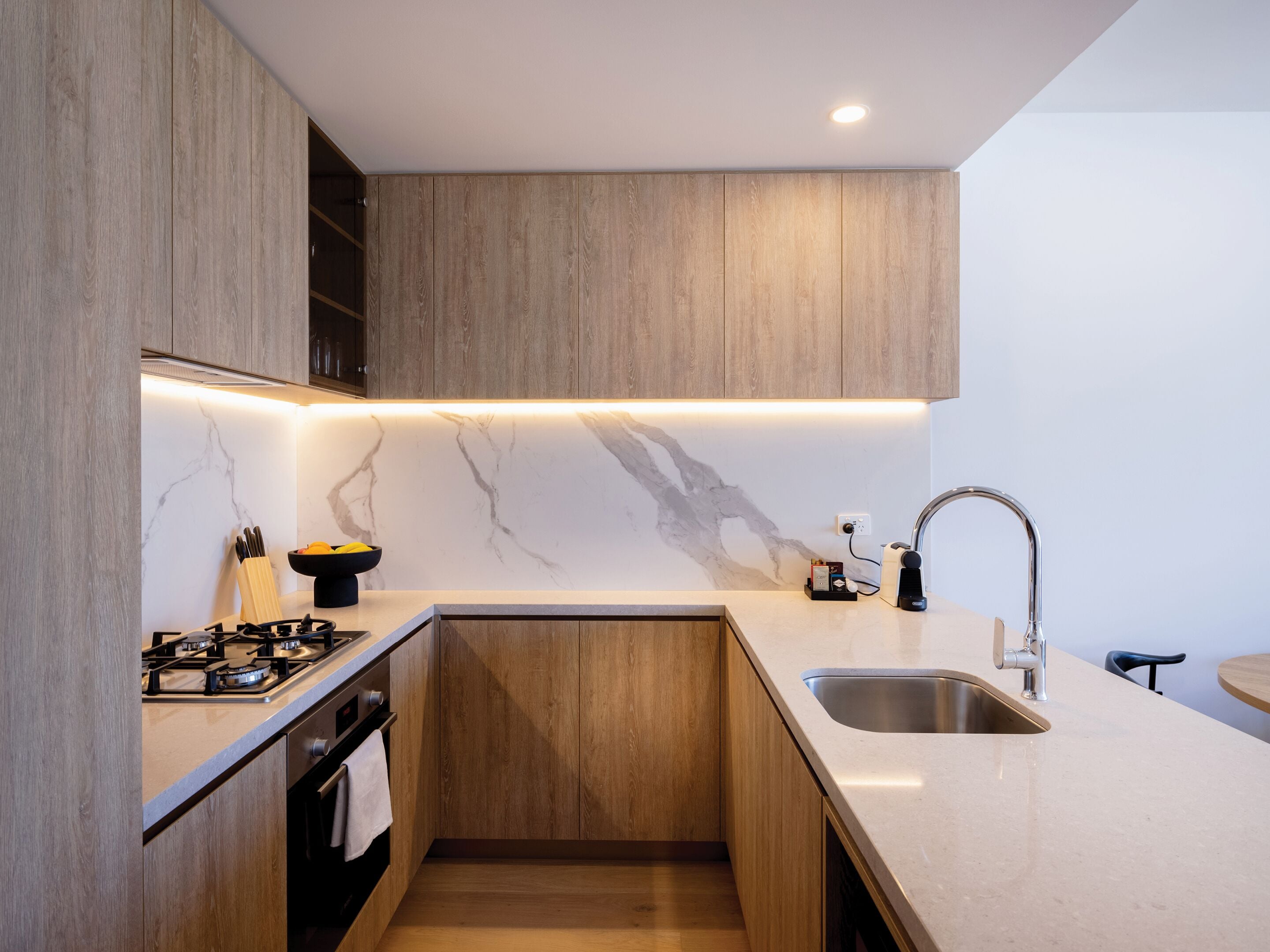 Full-size fridge, microwave, oven, stovetop