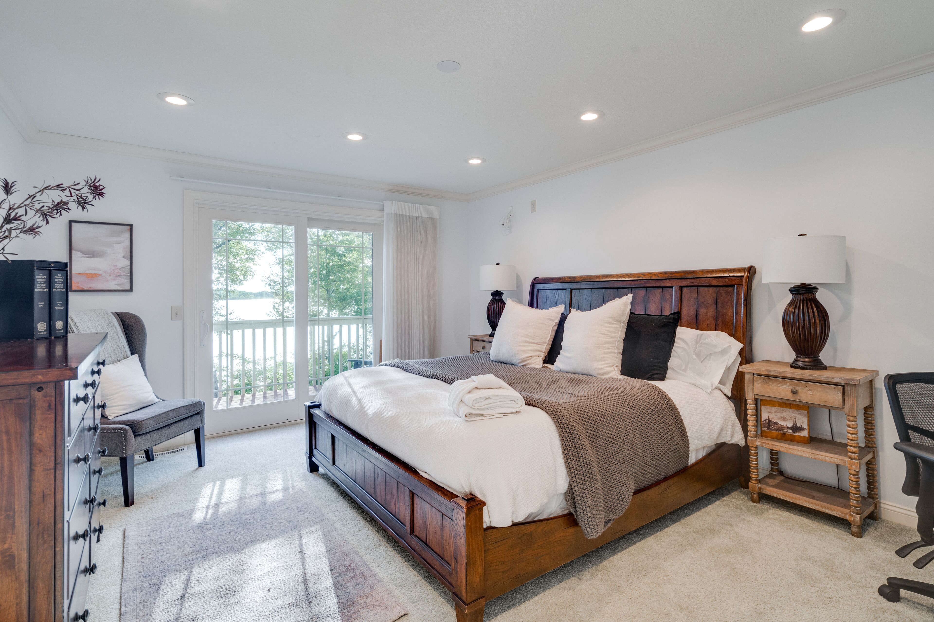 4 habitaciones, escritorio y tabla de planchar con plancha 