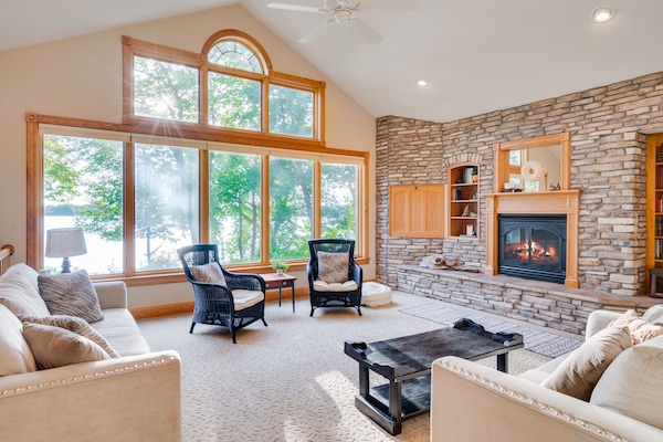 Smart TV, caminetto, libri, monitor per computer