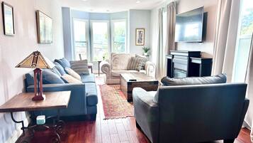 Een smart-tv en een open haard