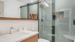 Habitación Premium | Baño | Regadera y toallas