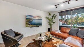 Habitación Premium | Caja de seguridad en la habitación, muebles diferentes y escritorio