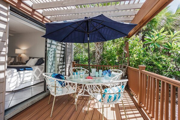 Outdoor dining - Siesta Dunes Modern Condo | Private Beach | Heated Pool | Ideal Location | Beach Gear Provided! (Siesta Key)
