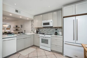 Refrigerador, microondas, horno y parrilla de estufa