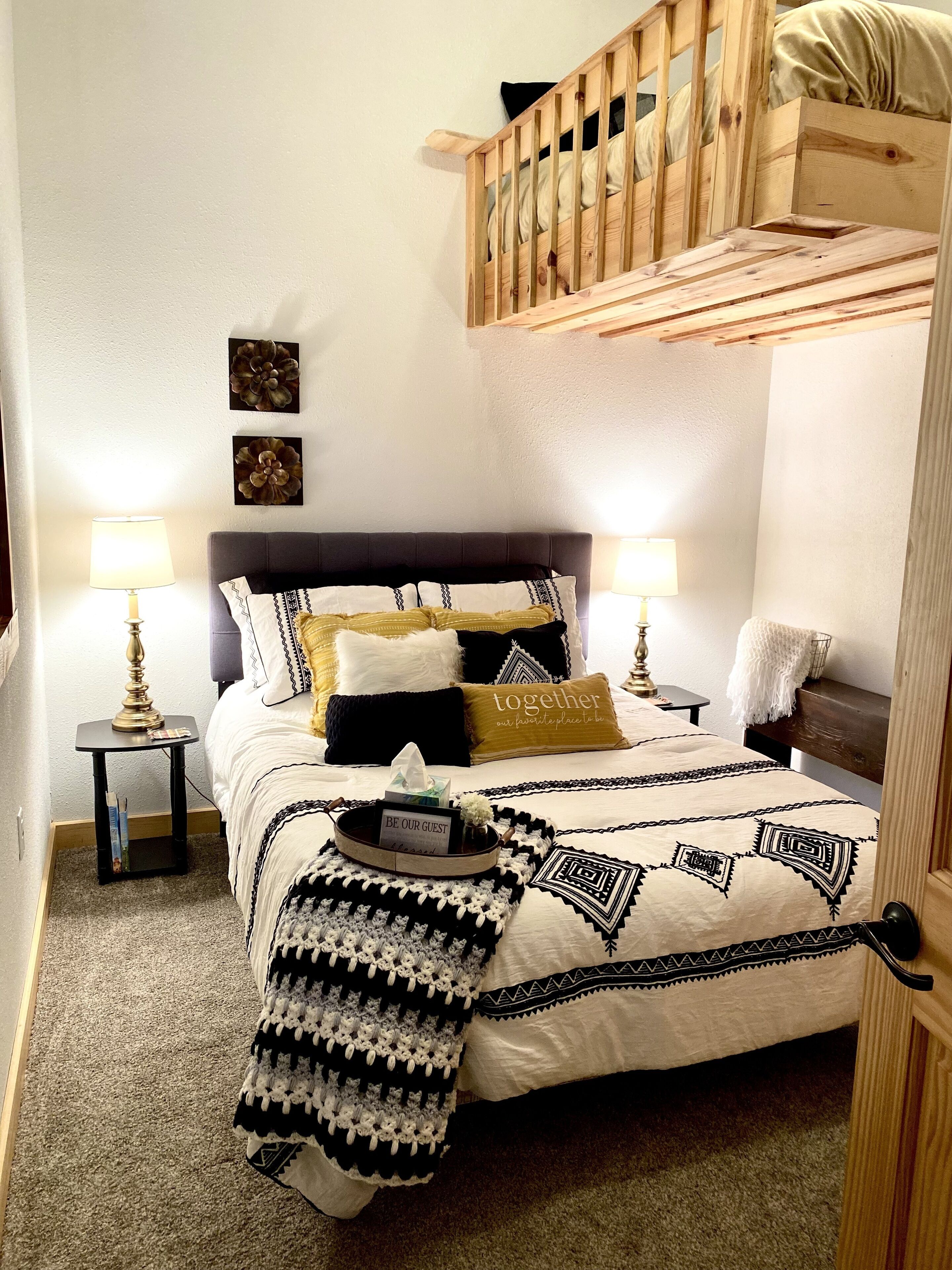 2 slaapkamers, een bureau, een strijkplank/strijkijzer, reisbedje