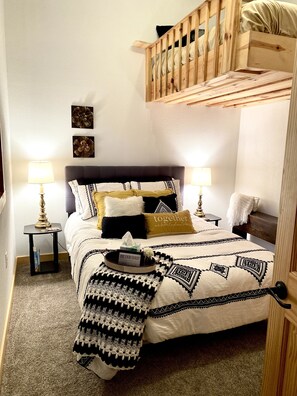 2 slaapkamers, een bureau, een strijkplank/strijkijzer, reisbedje