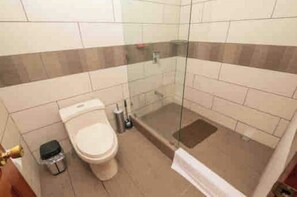 Bathtub, jetted tub - Casa Camino Viejo/eco-friendly Pool (Cabo San Lucas)