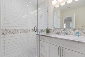 Combined shower/bathtub, free toiletries, hair dryer