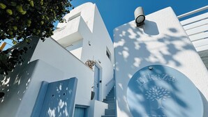 Un edificio con una puerta azul y un letrero circular que muestra el nombre "Villa Vellas".