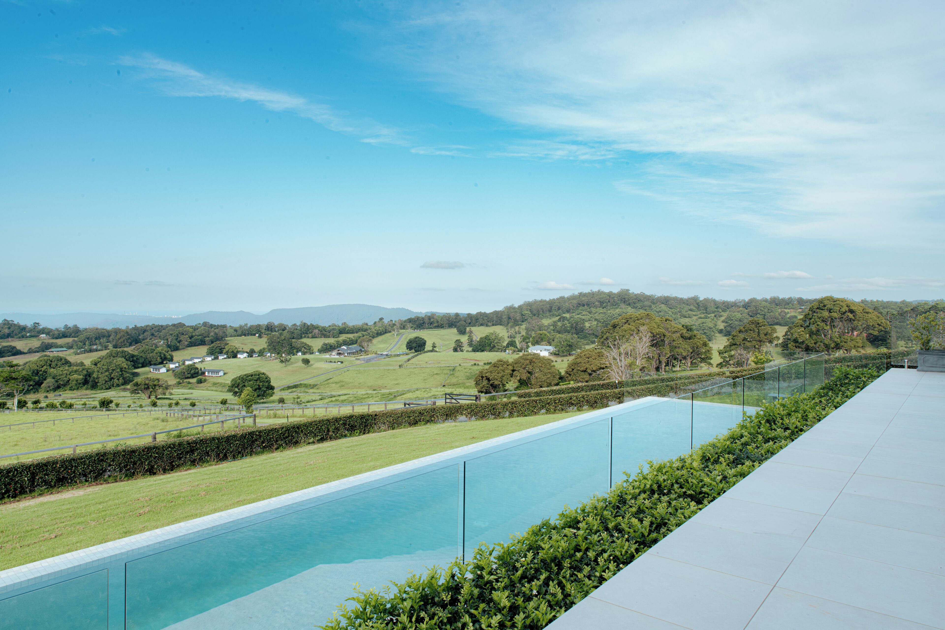 Luxury House | Premium bedding, soundproofing, iron/ironing board, bed sheets