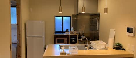 Refrigerador, microondas, horno y parrilla de estufa