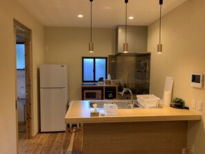 Refrigerador, microondas, horno y parrilla de estufa 