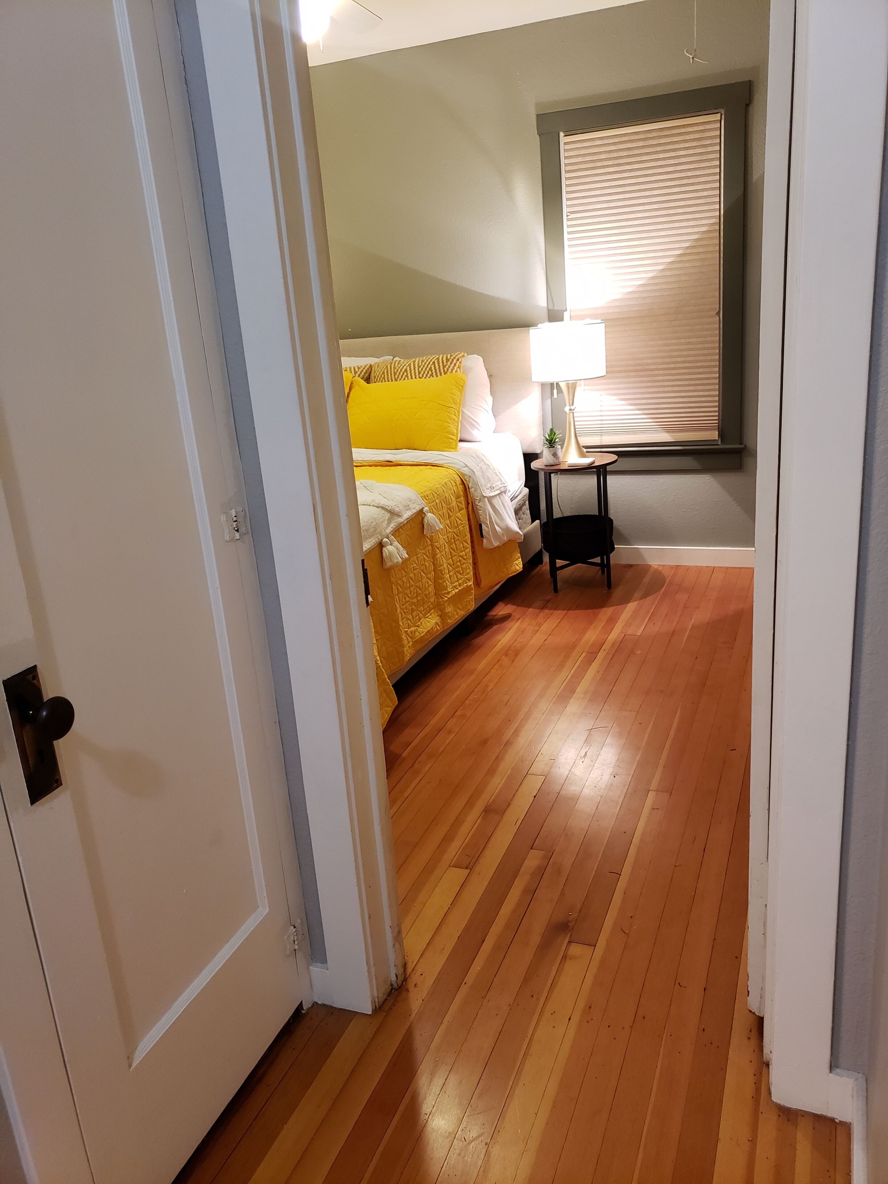 2 slaapkamers, een bureau, een strijkplank/strijkijzer, reisbedje