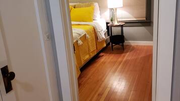 2 slaapkamers, een bureau, een strijkplank/strijkijzer, reisbedje