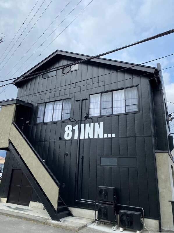 A black building with a sign reading "81INN...". - SAMURISE 81INN (Fujikawaguchiko)