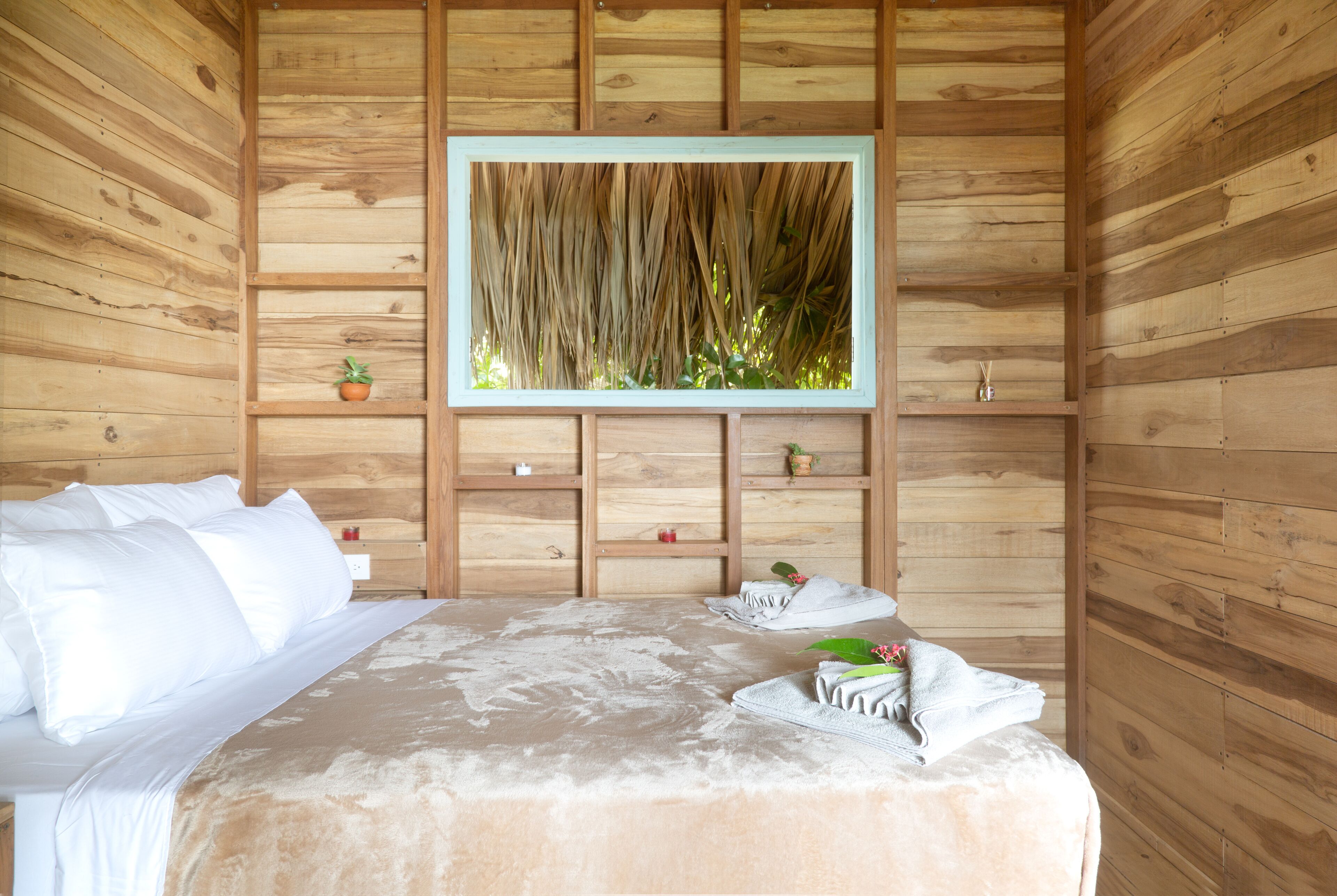 2 多间卧室、办公桌、上网接入、床单