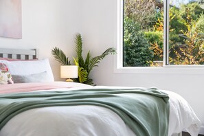 3 bedrooms, iron/ironing board, travel cot, free WiFi - Spacious + Peaceful 3BR house w/deck, 1km to town (Daylesford)