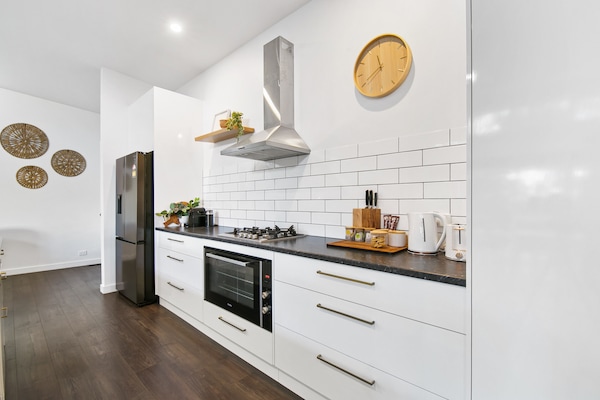 Een koelkast, een microgolfoven, een oven, een kookplaat