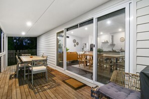 Outdoor dining - Spacious + Peaceful 3BR house w/deck, 1km to town (Daylesford)