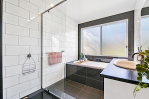 Bathtub, hair dryer, towels, soap - Spacious + Peaceful 3BR house w/deck, 1km to town (Daylesford)