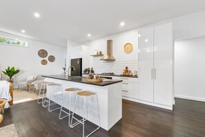 Fridge, microwave, oven, stovetop - Spacious + Peaceful 3BR house w/deck, 1km to town (Daylesford)