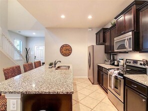 Microondas, horno, parrilla de estufa y cafetera y tetera