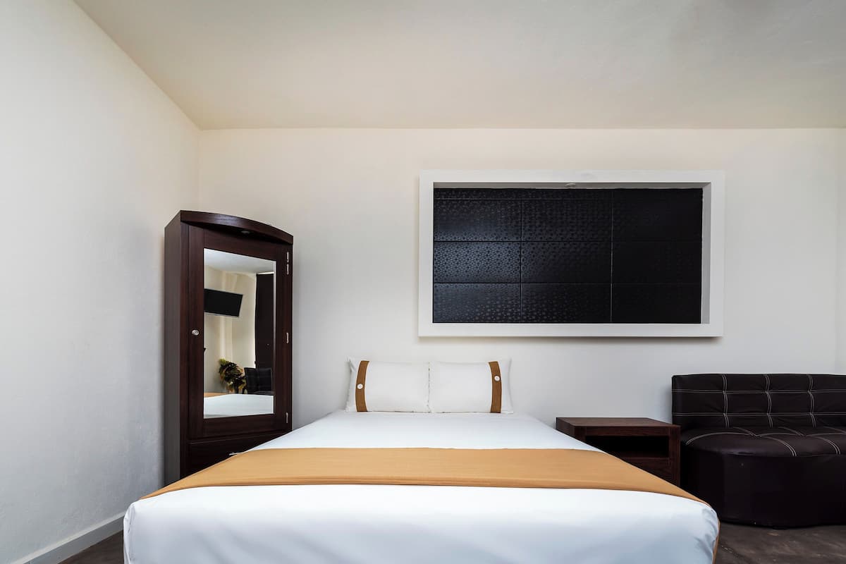 Desk, soundproofing, free WiFi, bed sheets