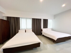 Family Deluxe | Desk, laptop workspace, free WiFi, bed sheets - Niagara Hotel (Bangkok)