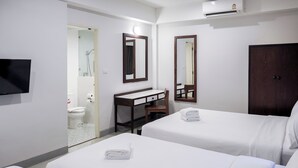Family Deluxe | Desk, laptop workspace, WiFi (free), bed sheets - Niagara Hotel (Bangkok)