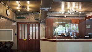 Lobby sitting area - Niagara Hotel (Bangkok)